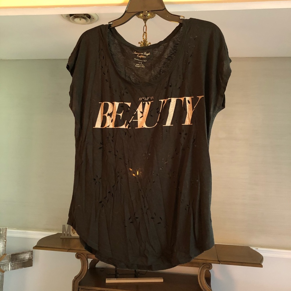 Basic tee with holy design